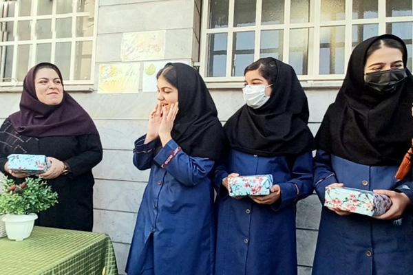 اهدا جوایز به دانشآموزان به رسم یادبود