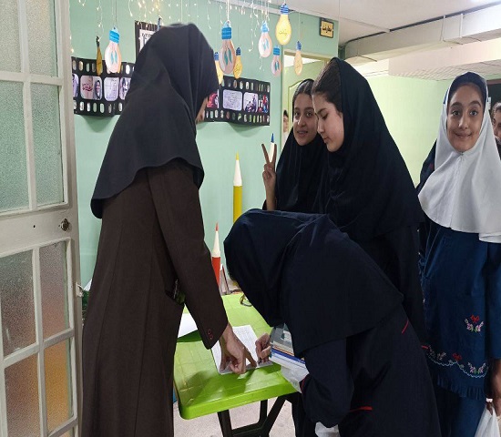 تحویل جزوات به دانش اموزان عزیز برای شروع سال تحصیلی 1403